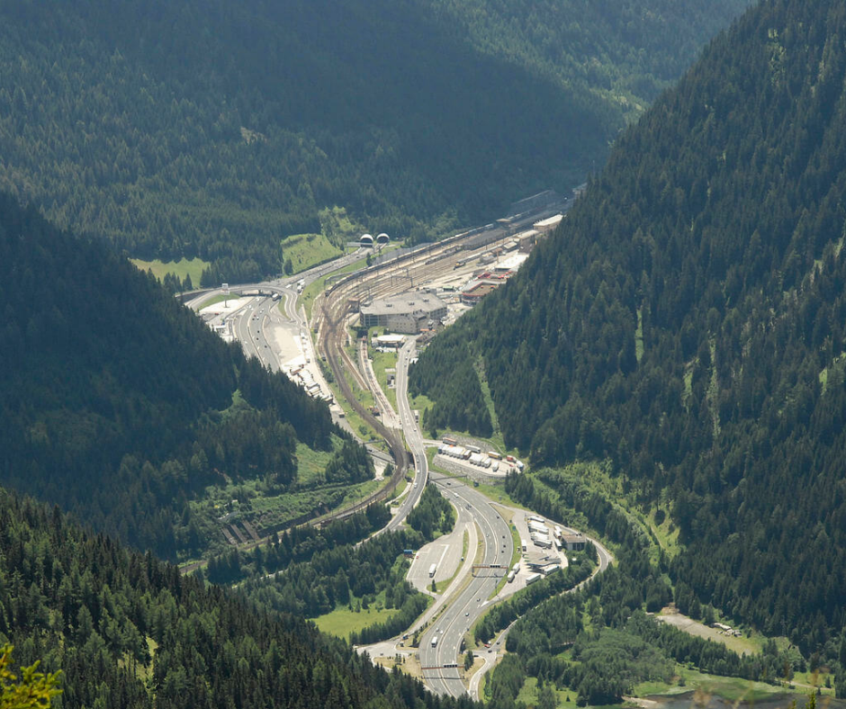 Tirolban újabb teherautós forgalmi korlátozások még több autópályán